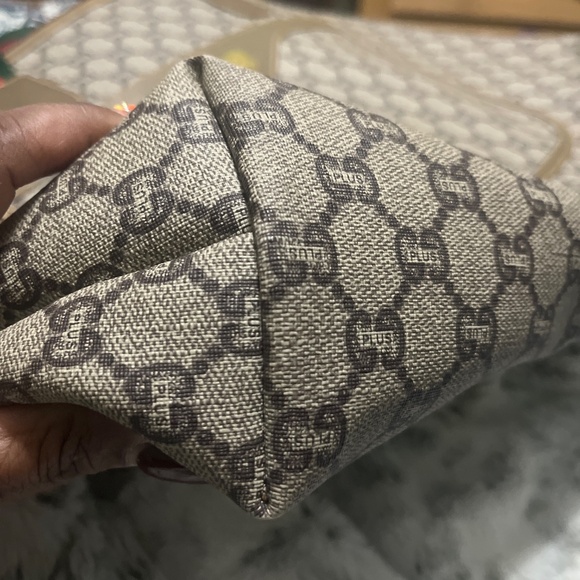 Gucci Plus-Cream Tote Bag with Monogram Pattern and Signature Colors - Picture 9 of 11